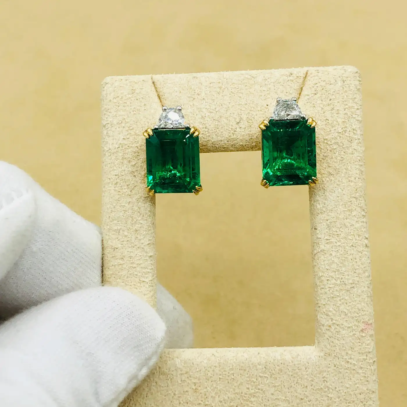Emilio Jewellery Certified 9.65 Carat Genuine Emerald Diamond Platinum Earrings - Image 10