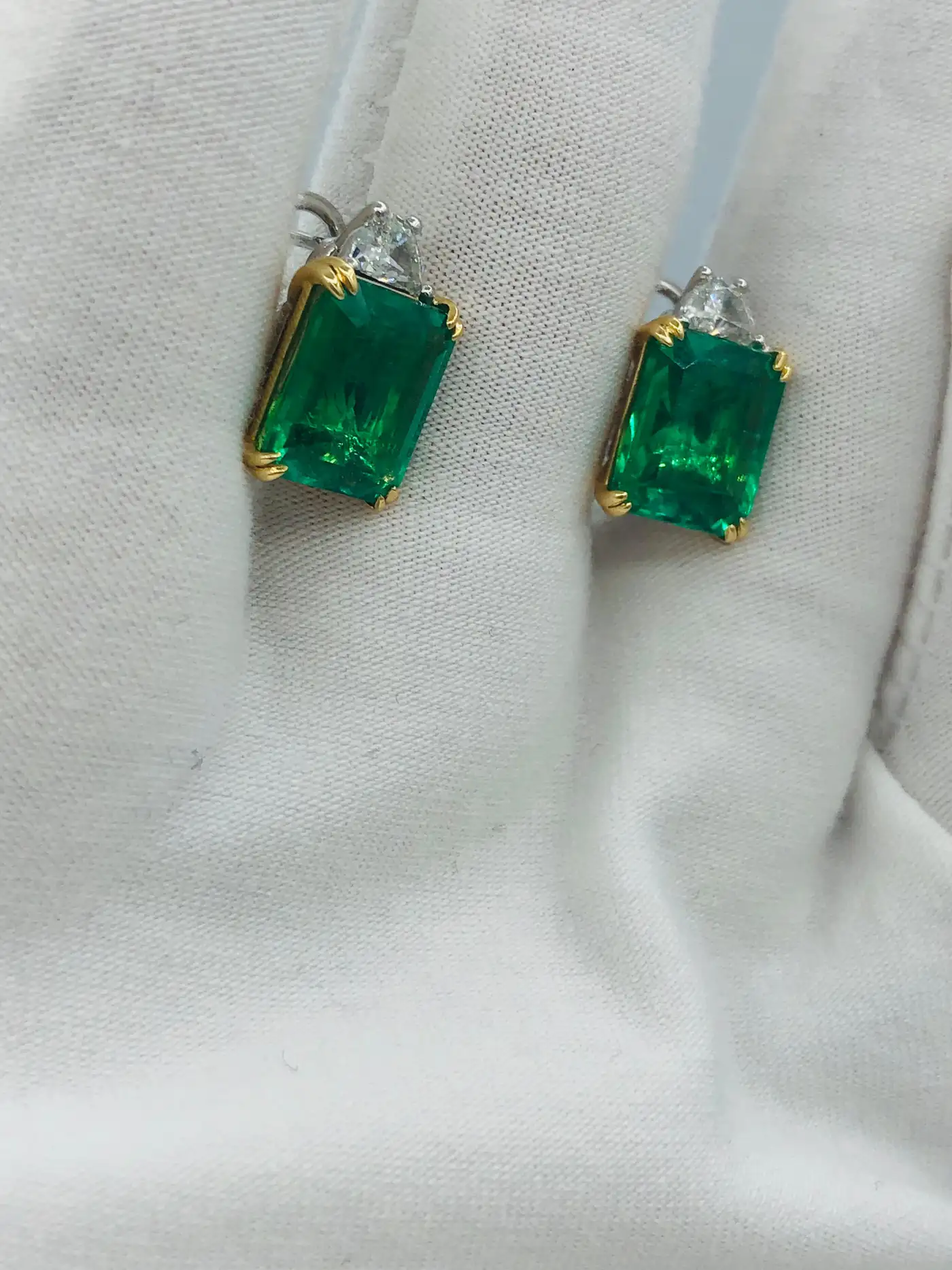 Emilio Jewellery Certified 9.65 Carat Genuine Emerald Diamond Platinum Earrings - Image 8