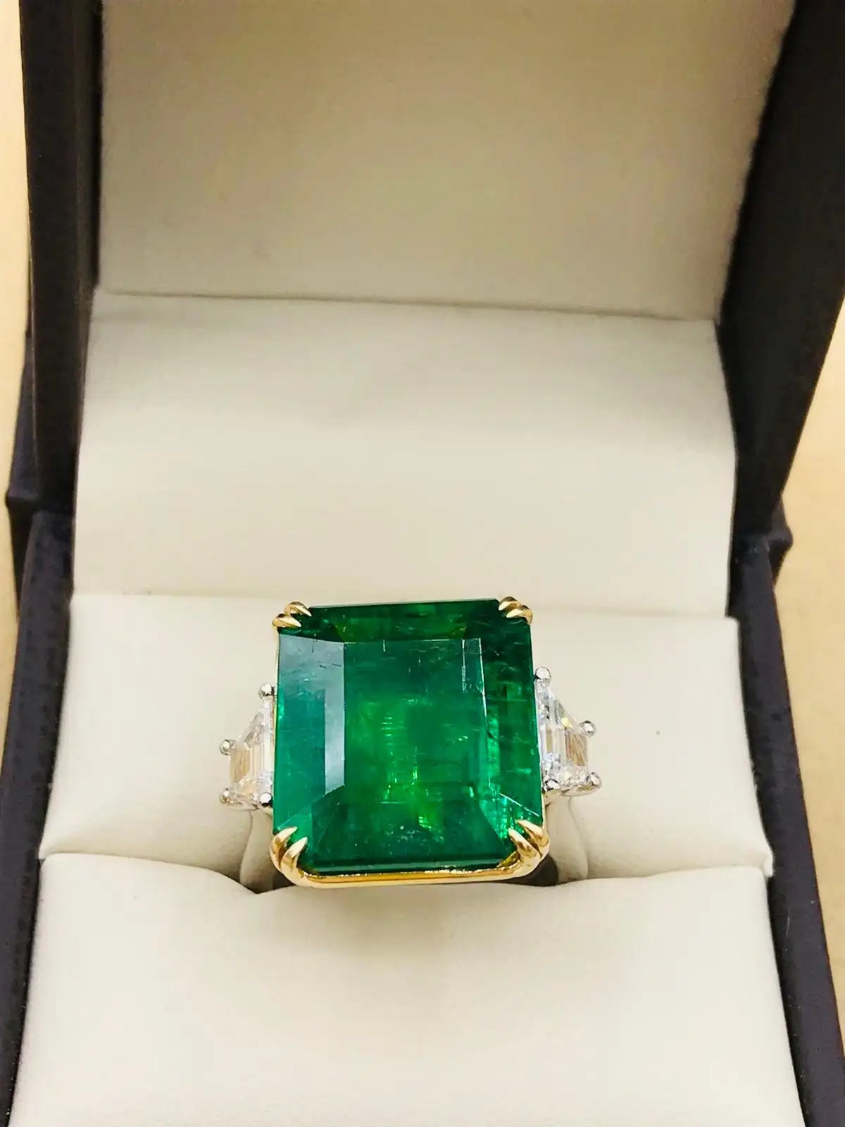 Emilio Jewellery Certified Vivid Green 17.08 Carat Emerald Diamond Ring - Image 2