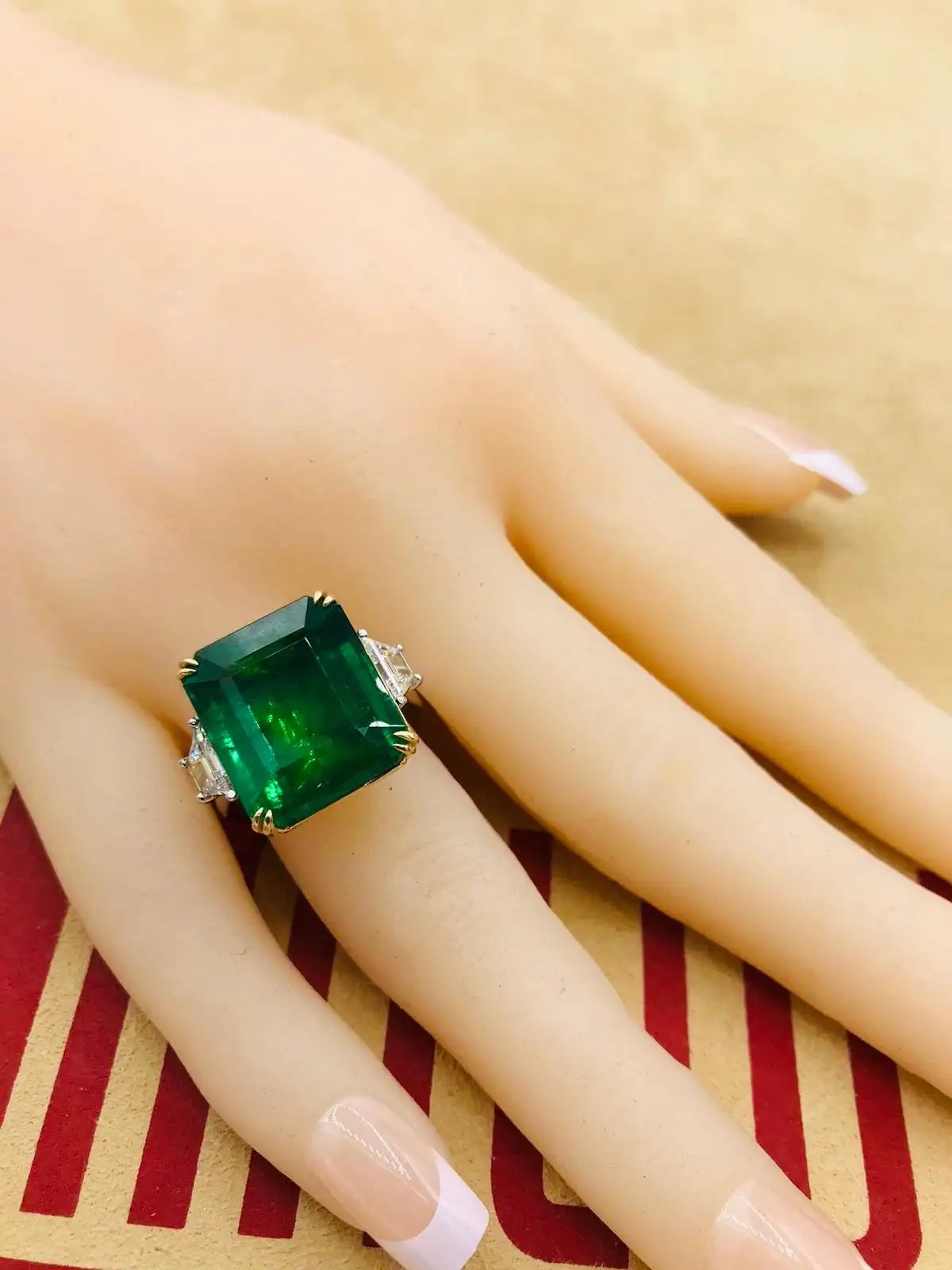 Emilio Jewellery Certified Vivid Green 17.08 Carat Emerald Diamond Ring - Image 5