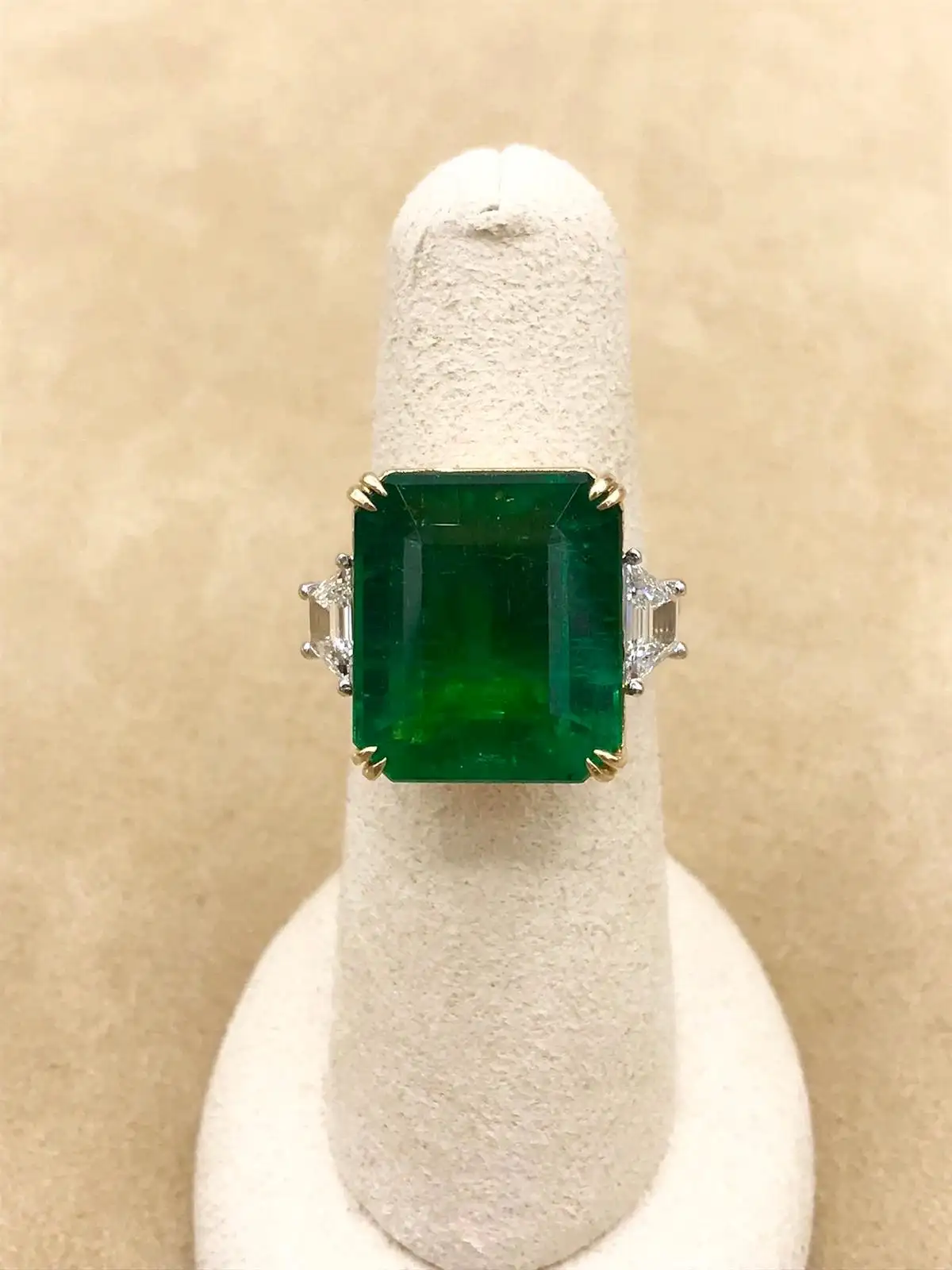 Emilio Jewellery Certified Vivid Green 17.08 Carat Emerald Diamond Ring - Image 4