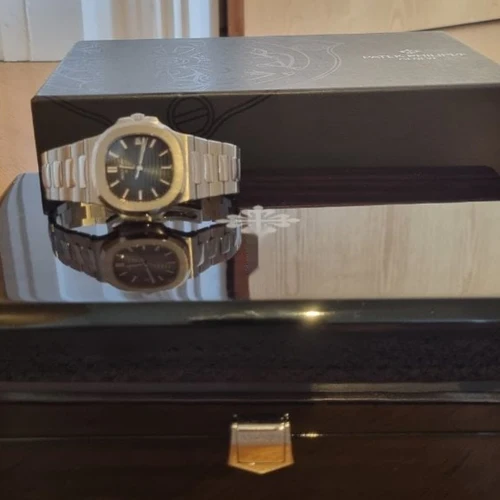 Patek Philippe Nautilus 5711/1A-010 For Sale - Image 2